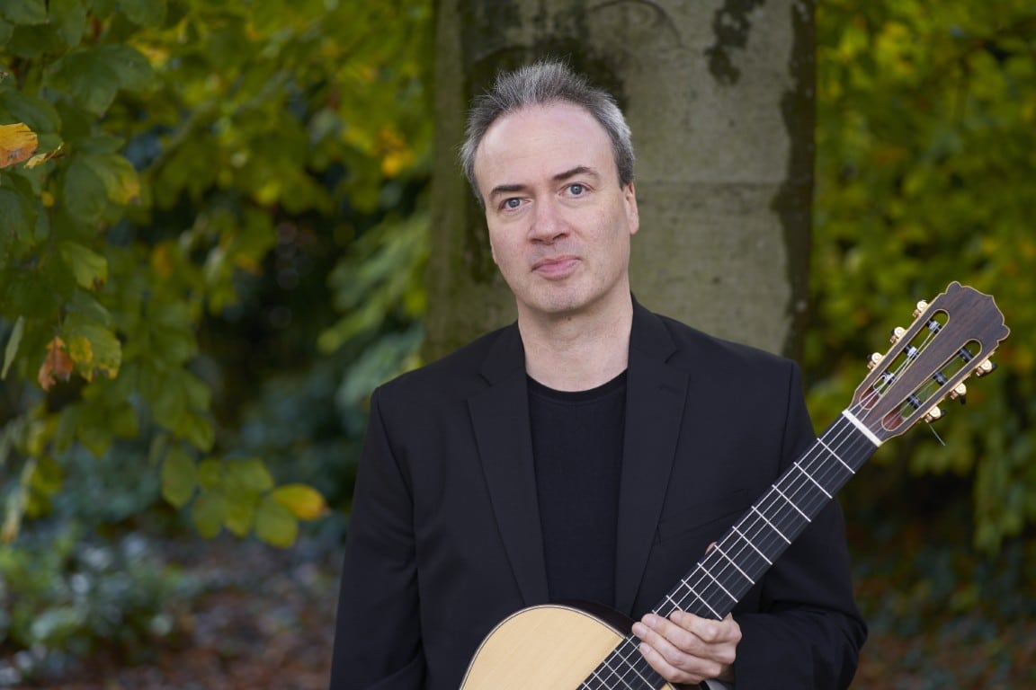 Markus Segschneider mit Gitarre, Promofoto