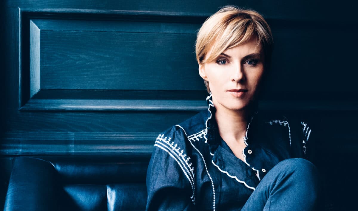 Silje Nergaard im Porträt in blauem Ambiente, Promofoto.