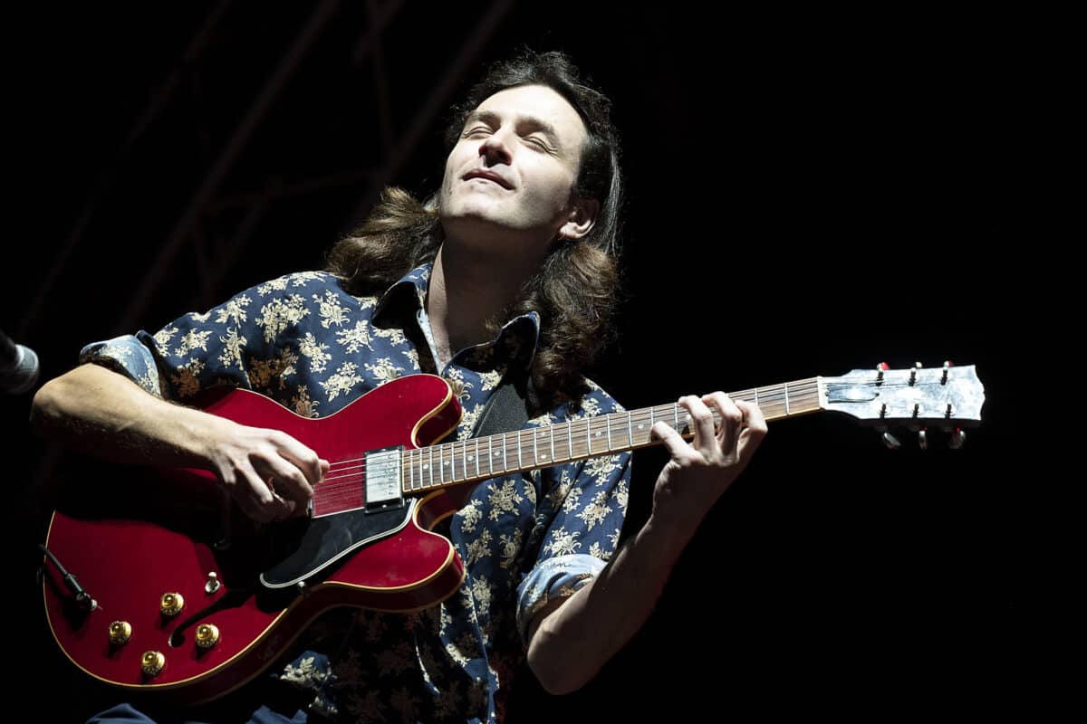 Rob Luft mit Gitarre, Promofoto