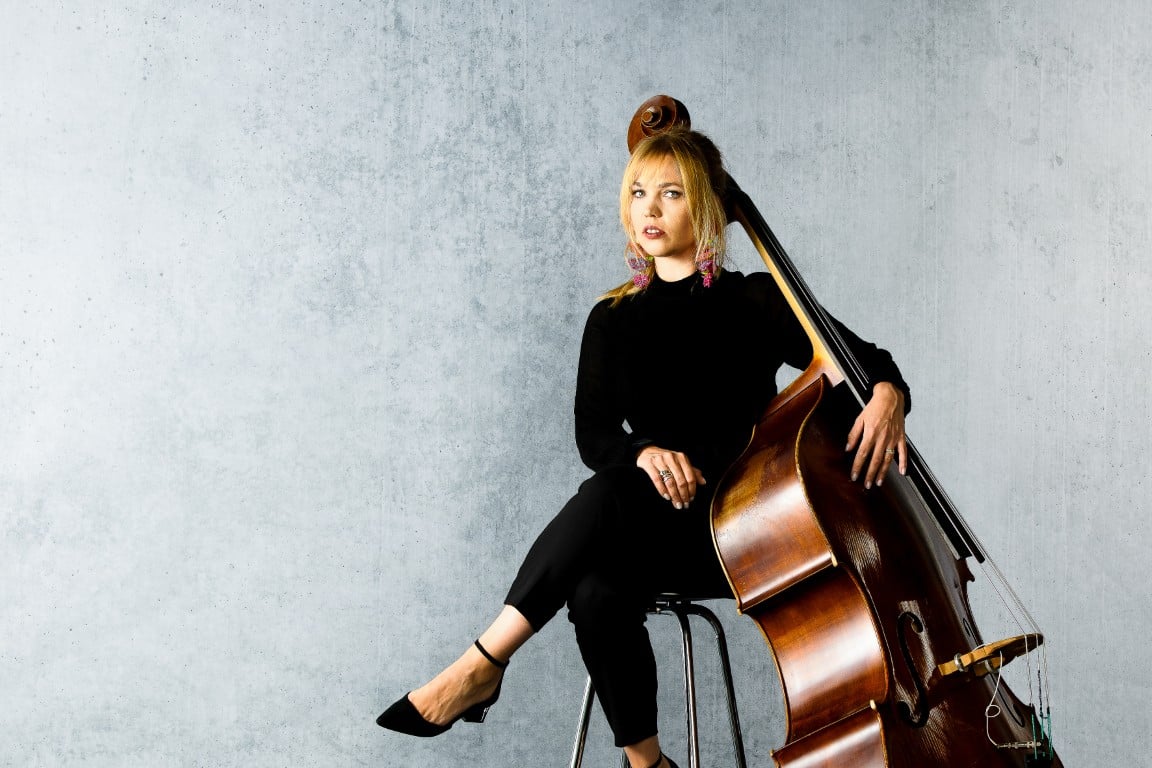 Caris Hermes mit Kontrabass, Promofoto