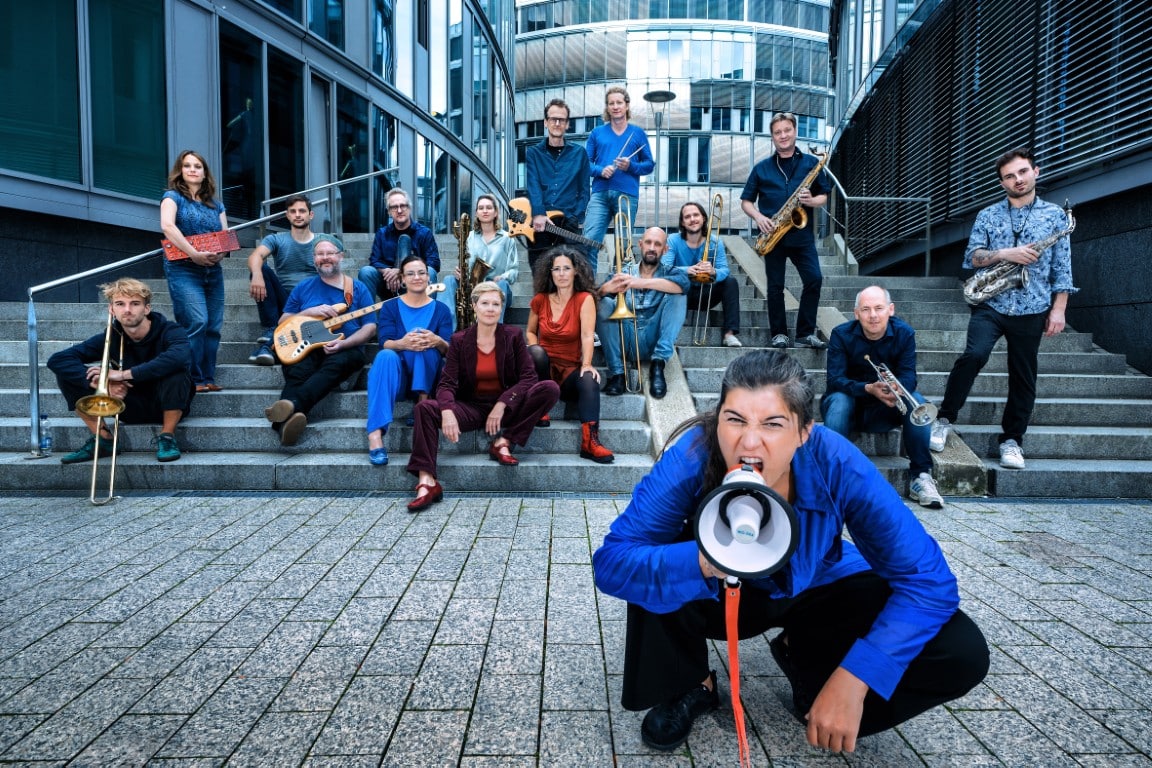 Fuchsthone Orchestra mit Instrumenten auf Treppe, Promofoto