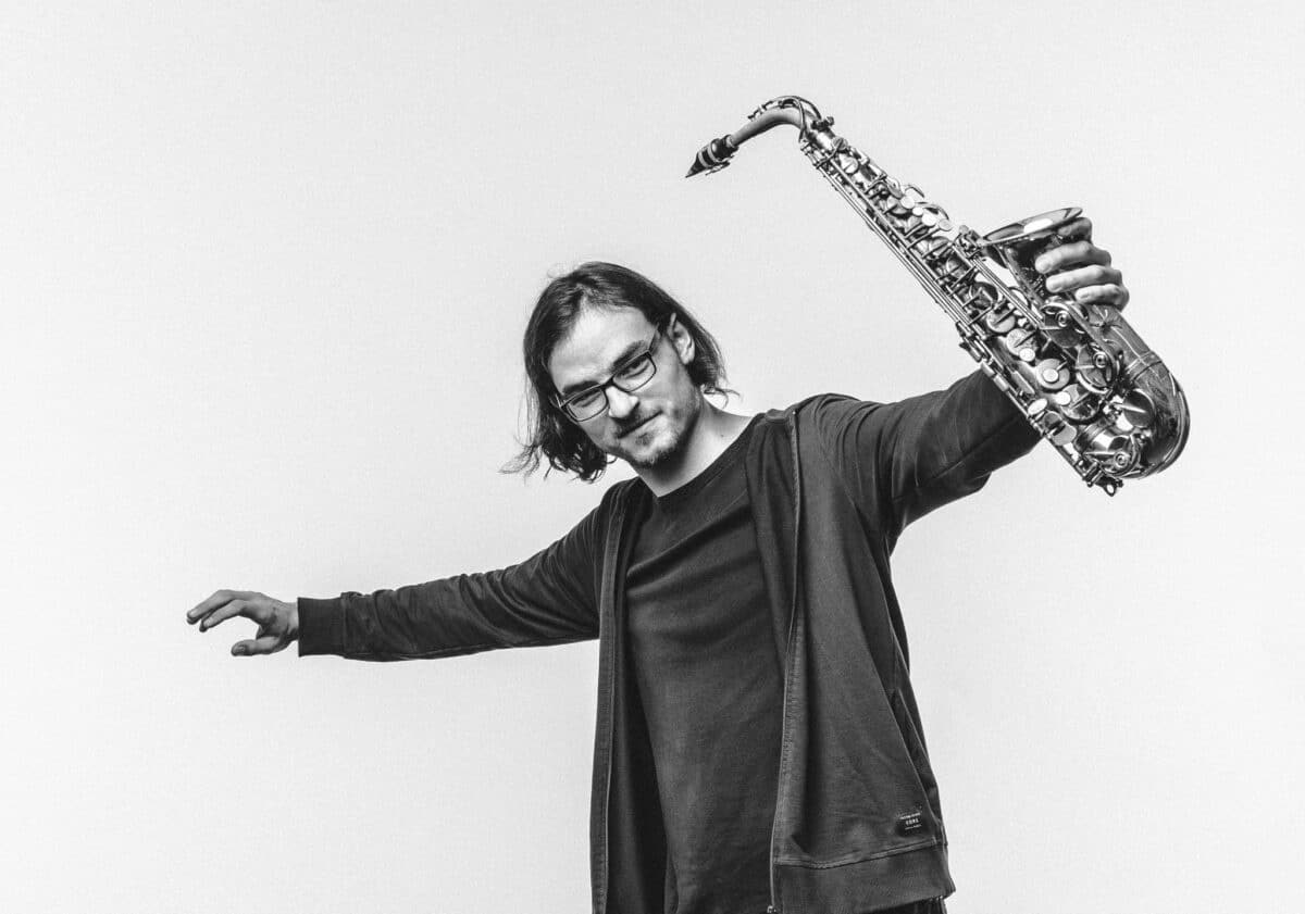 Anton Mangold mit Saxophon, Schwarzweiß-Promofoto.
