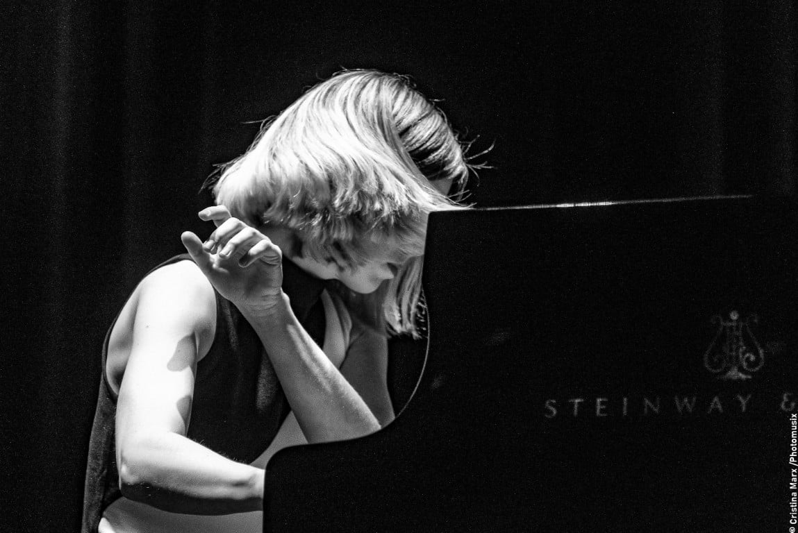 Marlies Debacker am Konzertflügel, Schwarzweiß-Promofoto
