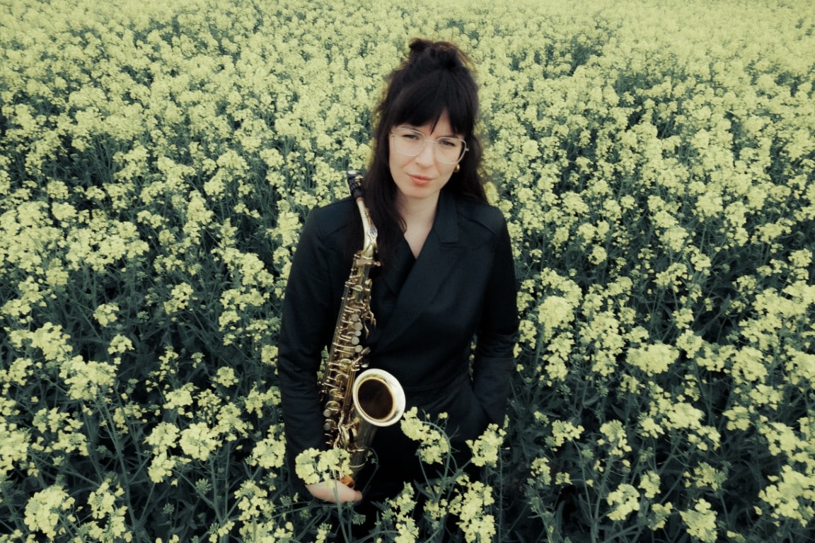 Theresia Philipp mit Saxophon, Promofoto